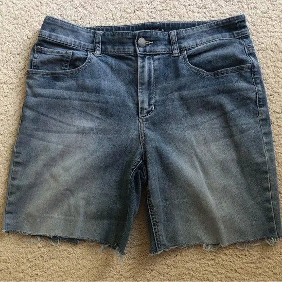 Platinum jean shorts, perfectly faded, can be worn with raw edge or rolled up - Picture 3 of 12